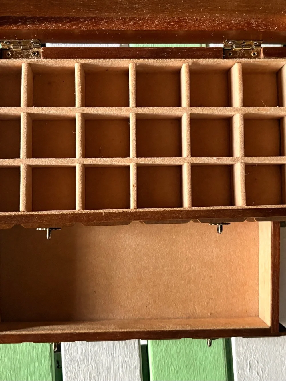 Vintage Beauty: Wooden Jewelry Box